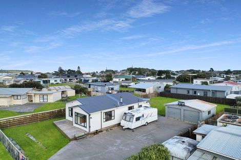 Photo of property in 2 Huia Street, Foxton Beach, Foxton, 4815