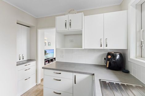 Photo of property in 17 Rewarewa Crescent, Waikanae, 5036