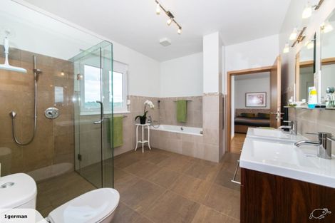 Photo of property in 32 Red Hills Road, Massey, Auckland, 0614