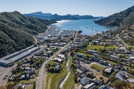 Photo of property in 22 Amelia Crescent, Waikawa, Picton, 7220