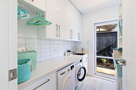 Photo of property in 51 Coutts Way, Fitzherbert, Palmerston North, 4410