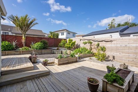 Photo of property in 14 Seaglen Place, Botany Downs, Auckland, 2010