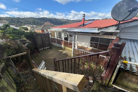 Photo of property in 5 Bird Grove, Stokes Valley, Lower Hutt, 5019