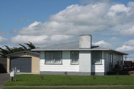 Photo of property in 33 Cross Street, Castlecliff, Whanganui, 4501