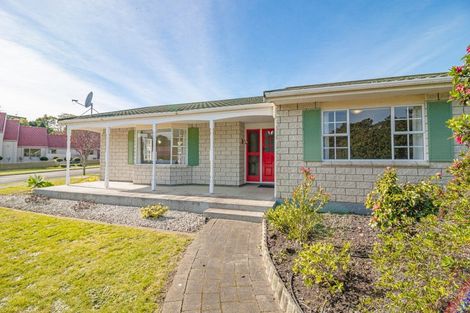 Photo of property in 1 Collier Place, Saint Johns Hill, Whanganui, 4501