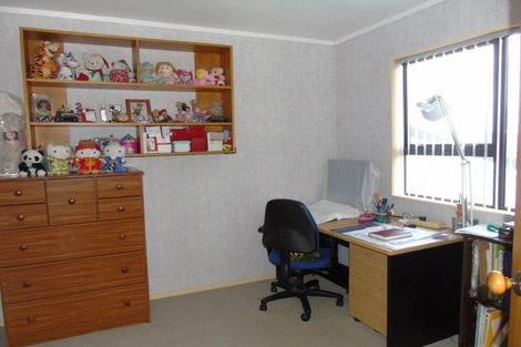 Photo of property in 80 Victory Crescent, Tawa, Wellington, 5028