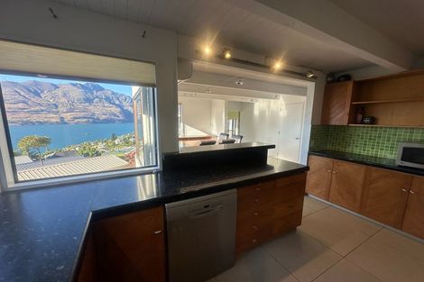 Photo of property in 92 Wynyard Crescent, Fernhill, Queenstown, 9300