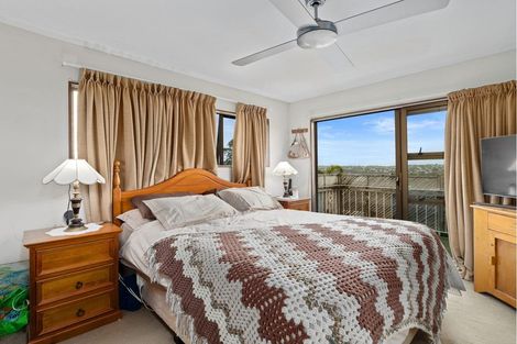 Photo of property in 1/2c Sunnynook Road, Sunnynook, Auckland, 0620