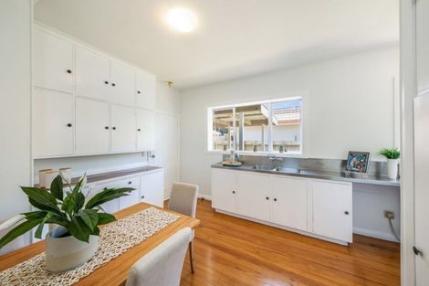 Photo of property in 26 Queensway, Three Kings, Auckland, 1024