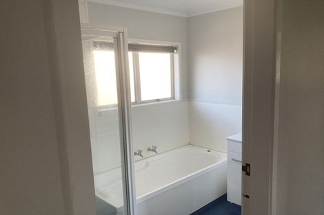 Photo of property in 98 Oakfield Crescent, Pukete, Hamilton, 3200