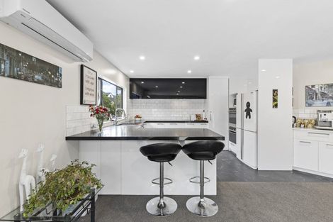 Photo of property in 11 Ruapehu Drive, Fitzherbert, Palmerston North, 4410