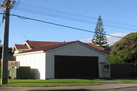 Photo of property in 17 Te Moana Road, Waikanae Beach, Waikanae, 5036