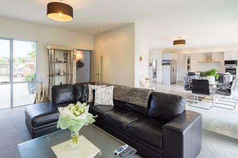 Photo of property in 18 Olliver Grove, Waikanae Beach, Waikanae, 5036