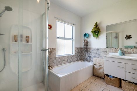 Photo of property in 2/19 Salem Place, Torbay, Auckland, 0630