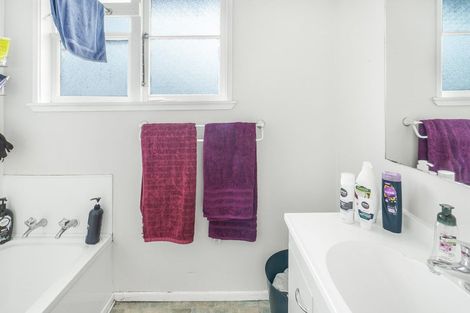 Photo of property in 24 Paul Crescent, Fairfield, Hamilton, 3214