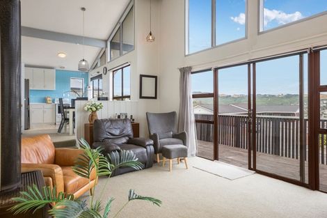 Photo of property in 106 Gloaming Hill, Titahi Bay, Porirua, 5022