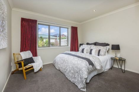 Photo of property in 5 Mcewen Crescent, Riverstone Terraces, Upper Hutt, 5018