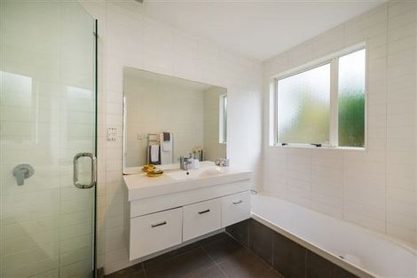 Photo of property in 2/42 Holland Road, Hillcrest, Auckland, 0627