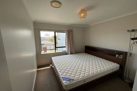 Photo of property in 2/23 Sunnyfield Crescent, Glenfield, Auckland, 0629