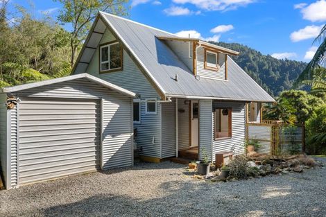 Photo of property in 34 Mccormicks Road, Whatamango Bay, Picton, 7281