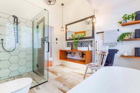 Photo of property in 88 Woodlands Park Road, Titirangi, Auckland, 0604