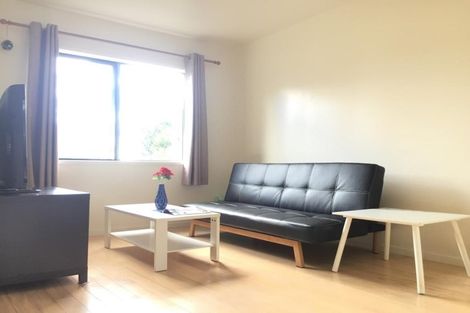 Photo of property in 2/5 Kilham Avenue, Northcote, Auckland, 0627