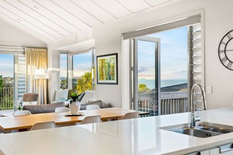 Photo of property in 8 Garadice Road, Rothesay Bay, Auckland, 0630