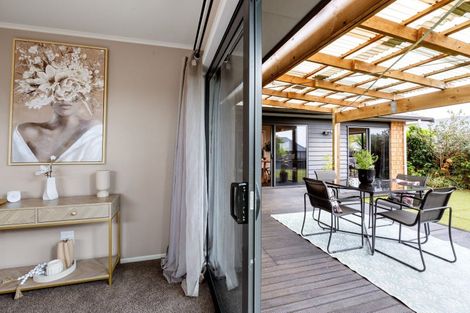 Photo of property in 5 Ruske Place, Grandview Heights, Hamilton, 3200