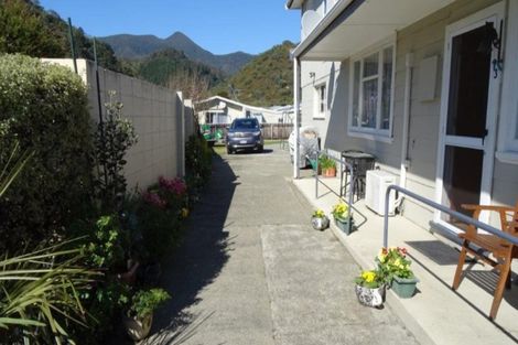 Photo of property in 60 Broadway, Picton, 7220