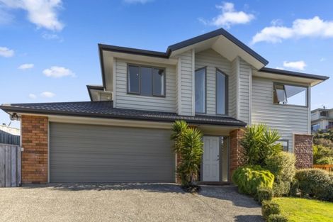 Photo of property in 5 Mcewen Crescent, Riverstone Terraces, Upper Hutt, 5018