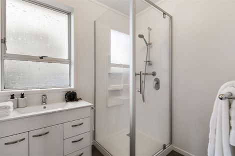 Photo of property in 2/18 Sealy Road, Torbay, Auckland, 0630