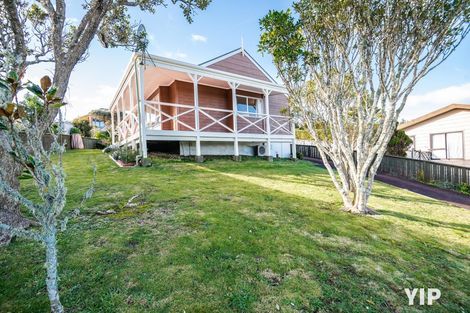 Photo of property in 7 Cheltenham Terrace, Newlands, Wellington, 6037