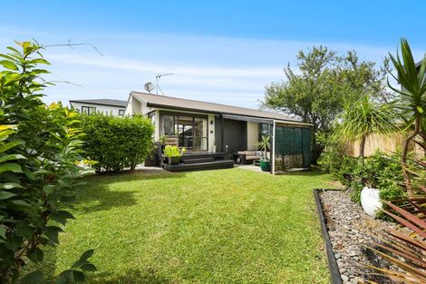 Photo of property in 2/34 Tupaki Place, Pakuranga Heights, Auckland, 2010
