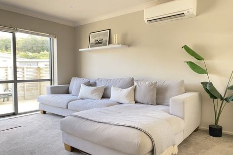 Photo of property in 6 Brindle Way, Newlands, Wellington, 6037