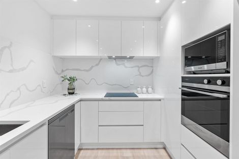 Photo of property in 4b/171 Hurstmere Road, Takapuna, Auckland, 0622