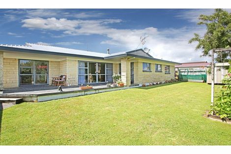 Photo of property in 48 Edgewater Parade, Waiuku, 2123
