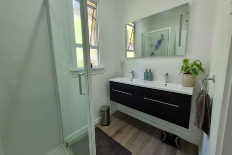 Photo of property in 9 South Road, Moturoa, New Plymouth, 4310