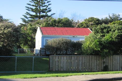 Photo of property in 21 Te Moana Road, Waikanae Beach, Waikanae, 5036