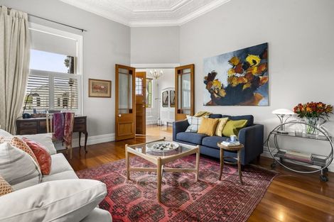 Photo of property in 1 Oxford Terrace, Devonport, Auckland, 0624