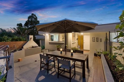 Photo of property in 92 Island Bay Road, Beach Haven, Auckland, 0626