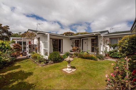 Photo of property in 100 Churton Drive, Churton Park, Wellington, 6037
