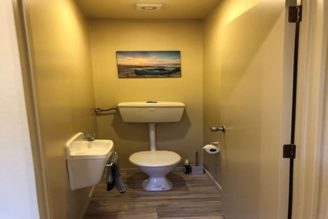 Photo of property in 12 Chelverton Terrace, Red Beach, 0932