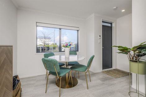 Photo of property in 28a Biplane Street, Takanini, 2112