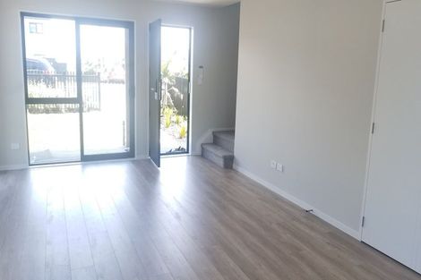Photo of property in 2/30 West Coast Road, Glen Eden, Auckland, 0602