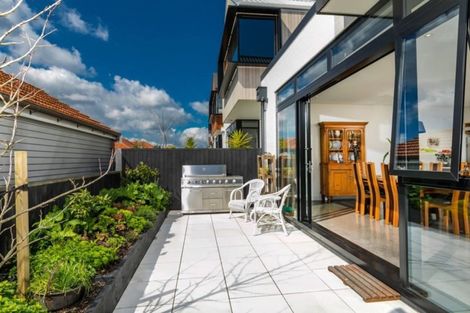 Photo of property in 15 Cochrane Road, Hobsonville, Auckland, 0616