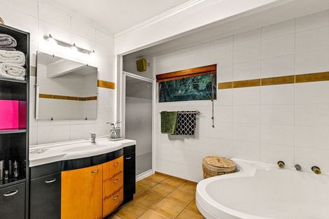 Photo of property in 42 Holyoake Place, Chatswood, Auckland, 0626