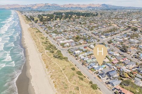 Photo of property in 35 Marine Parade, North New Brighton, Christchurch, 8083