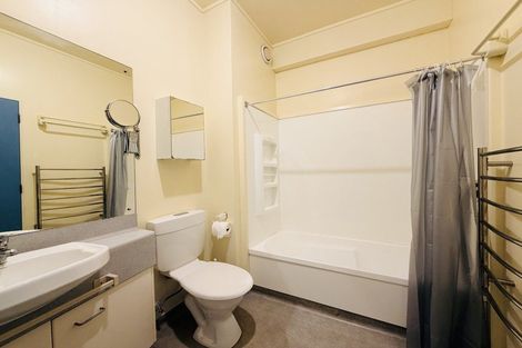 Photo of property in 17 Kent Terrace - Kent Apartments, 3e/16 Kent Terrace, Mount Victoria, Wellington, 6011