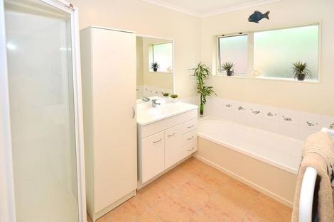 Photo of property in 92 Buscomb Avenue, Henderson, Auckland, 0610