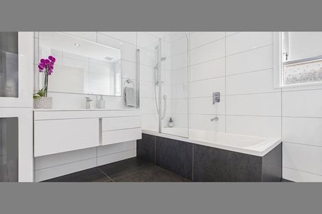 Photo of property in 24 La Rosa Street, Green Bay, Auckland, 0604